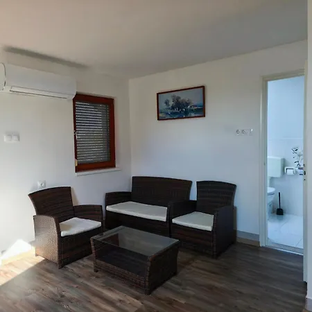 Apartment Petofi 4 *